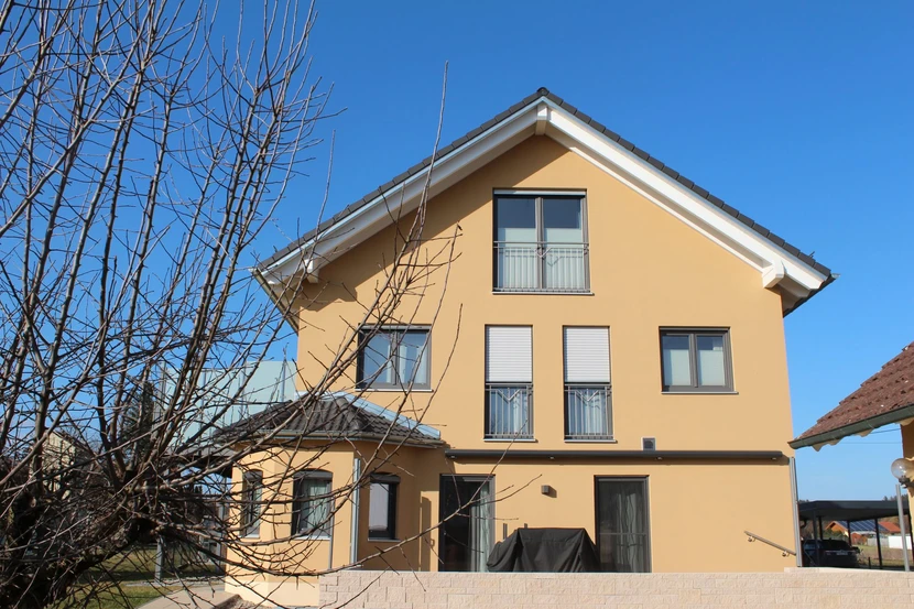 Mehrfamilienhaus nach der Aufstockung